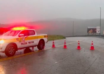 Chuva e queda de rocha causam interdição da Serra do Rio do Rastro