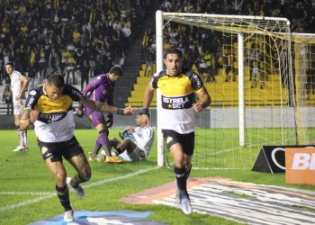 Criciúma vence o Vitória e segue sonhando com o G-4