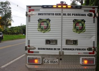 Tubarão: homem morre ao empinar moto e colidir contra muro