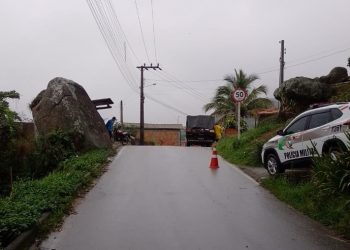 Moradora de Laguna vai jogar galhos em mato e encontra corpo