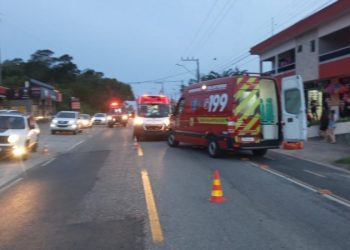 Jaguaruna: motociclista de 22 anos é hospitalizado em estado grave após acidente