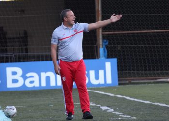 Hercílio Luz anuncia a demissão de Raul Cabral