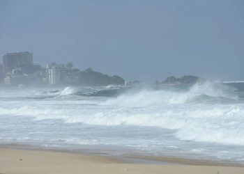 Defesa Civil de Santa Catarina alerta para ondas gigantes e ressaca