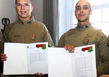 Policiais de Gravatal recebem homenagem em Florianópolis