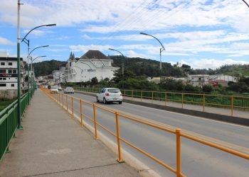 Ponte Adolfo Schlickmann será interditada para equipe da Cegero efetuar iluminação natalina