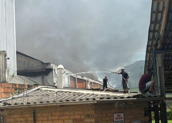 Braço do Norte: incêndio atinge galpão de loja de produtos populares