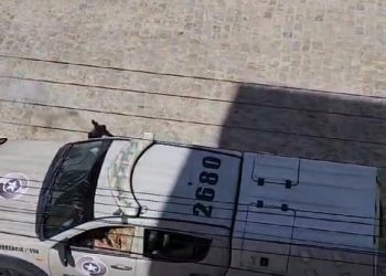 Vídeo mostra policiais dispersando grupos de pessoas com balas de borracha em Laguna