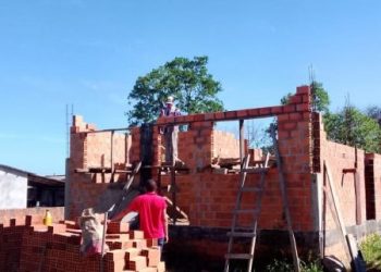 Moradora busca ajuda para reconstruir sua casa