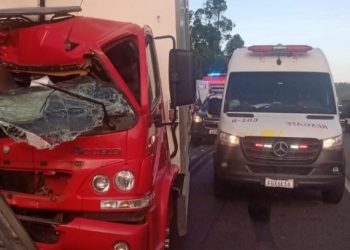 Colisão entre dois caminhões mata caroneiro na BR-101