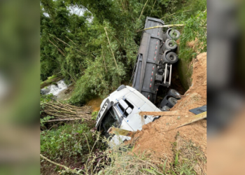 Carreta cai em ponte no interior de São Ludgero