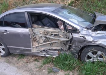 Colisão entre carros seguida de batida em poste na SC-108 deixa três feridos