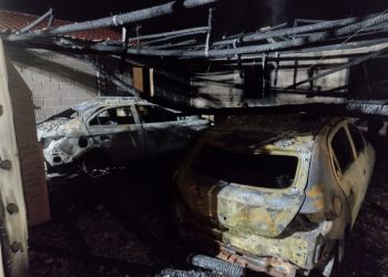 Incêndio destrói garagem com carros e moto em Orleans