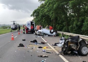 Argentina de 22 anos morre após capotamento na BR-101 Sul