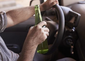 Motorista embriagado é preso após fazer zigue-zague