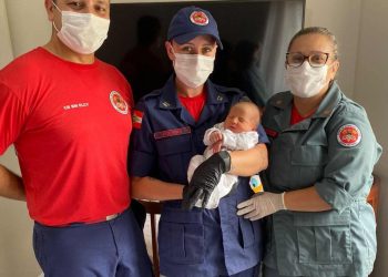 Recém-nascido engasgado com leite materno é salvo pelos bombeiros