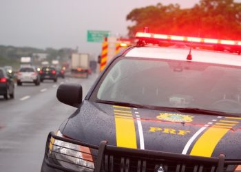 Carreta tomba na BR-101 em Içara e deixa trânsito congestionado