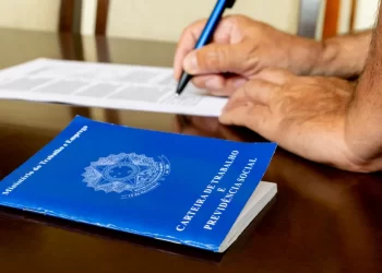 Desemprego fecha 2023 no menor nível em oito anos