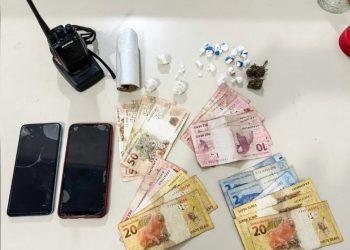 Tubarão: PM apreende drogas e rádio comunicador e prende dois jovens