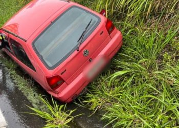 BR-101: saída de pista deixa passageira ferida na marginal