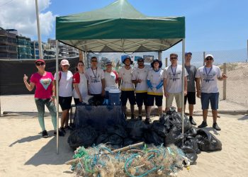 Mutirão de limpeza recolhe 69kg de lixo na praia do Mar Grosso