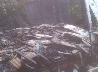 Imbituba: homem morre durante incêndio em casa de madeira