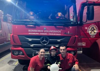 Menino de dois anos que foi salvo após afogamento visita quartel de bombeiros