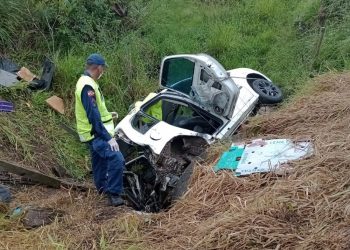 SC-390: carro capota e cai em córrego