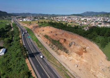 Detonação de rochas bloqueia trecho da BR-101 em Capivari