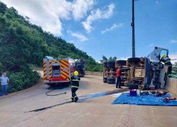 Motorista fica preso às ferragens após capotamento de caminhão na Serra da Rocinha