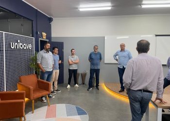 Núcleo de Tecnologia da Acivale realiza visita técnica no Unibave para parcerias