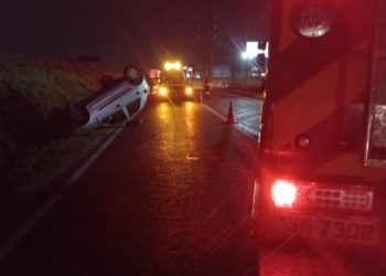 Tubarão: capotamento deixa casal gravemente ferido