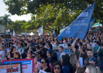 Florianópolis: professores em greve lotam o Centro Administrativo