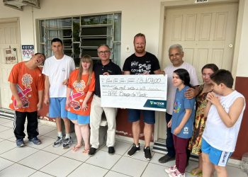 Acivale doa mais de R$ 8,5 mil arrecadados em evento para Apaes da região