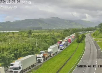 Filas no sentido norte da BR-101 a partir do Morro dos Cavalos ultrapassam os 30 km