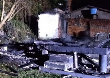 Casa com ‘gato de energia’ é destruída por incêndio