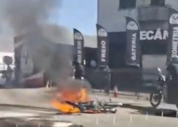 Tubarão: moto pega fogo após queda