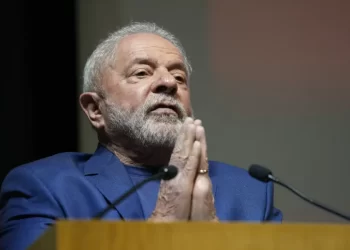 Lula assina lei e mantém saidinha de presos para visitas a familiares