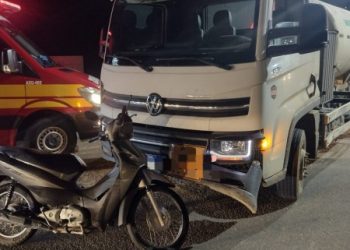 Orleans: motociclista fica gravemente ferida após colisão contra caminhão