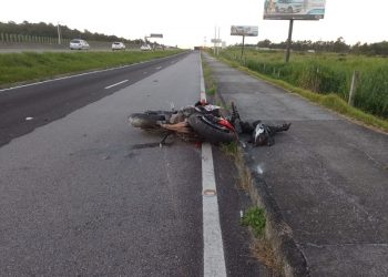 Laguna: motociclista morre após perder o controle da direção e cair na BR-101