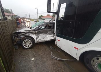Tubarão: motorista e caroneira morrem após carro colidir contra ônibus