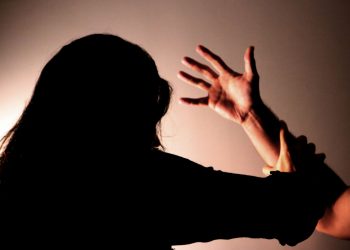 Homem é agredido por populares após bater em esposa