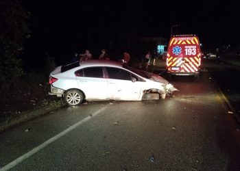 SC-390: motorista é ejetado de carro durante capotamento