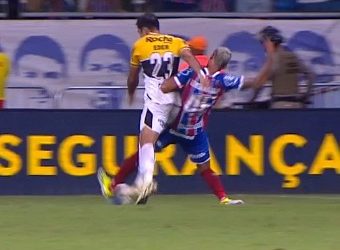 VAR analisou possível pênalti em Eder: ‘ele tira a bola com o calcanhar e depois tem um contato’