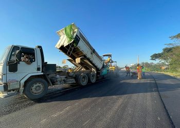 Pavimentação marca nova fase da obra na Aggeu Medeiros, entre Tubarão e Laguna