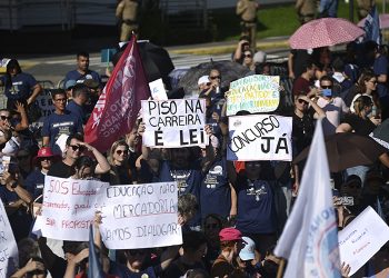 Estado faz proposta para encerrar greve dos professores