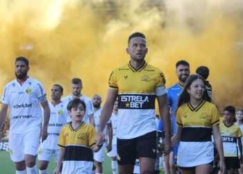 Rodrigo completa 150 jogos com camisa carvoeira