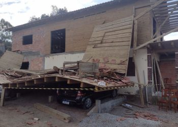 Sacada desaba durante festa e deixa onze pessoas feridas