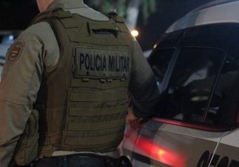 Adolescente e jovem tentam fugir de abordagem policial e acabam detidos com drogas