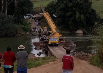 Caminhão que caiu de ponte é retirado de rio em Braço do Norte