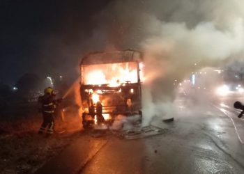 Içara: caminhão transportando carvão pega fogo